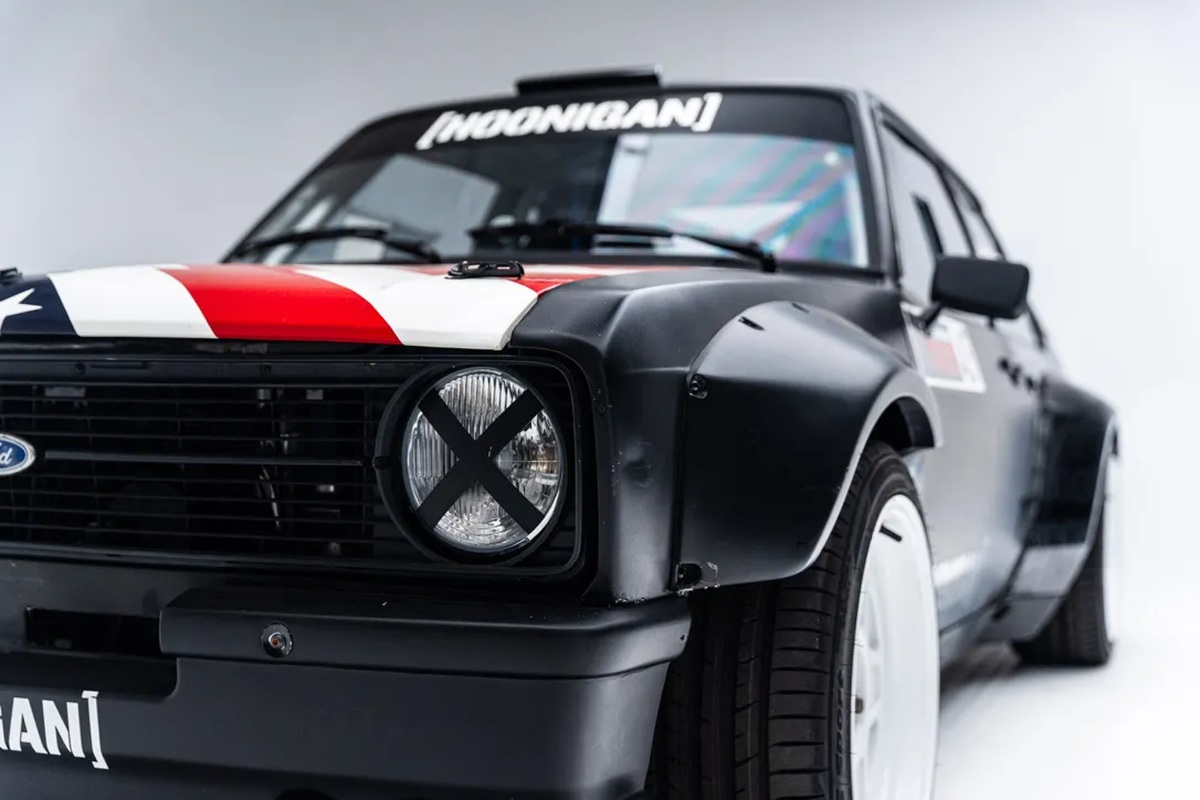 Auto zbudowane przez Kena Blocka na Gymkhana Grid jest na sprzedaż. Ten Ford jedzie bokiem choćby jak stoi