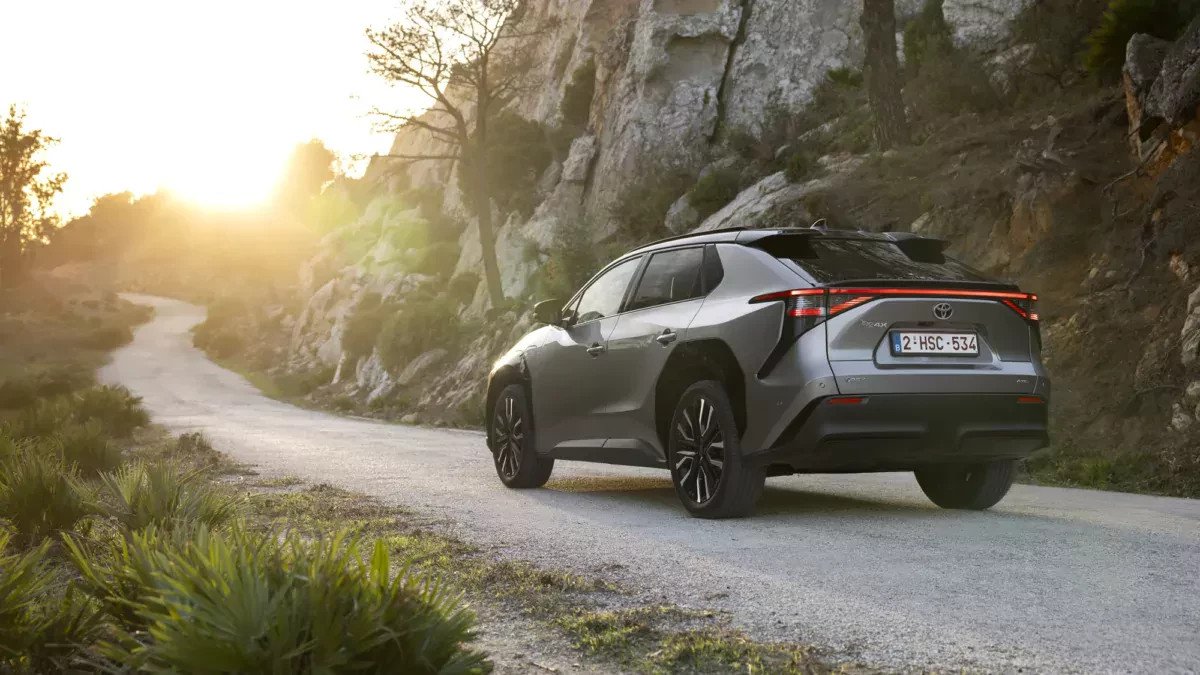 Po hybrydach Toyota postanowiła pozamiatać w kolejnym segmencie. Jednym SUV-em przejeżdża się tu po całej elektrycznej konkurencji