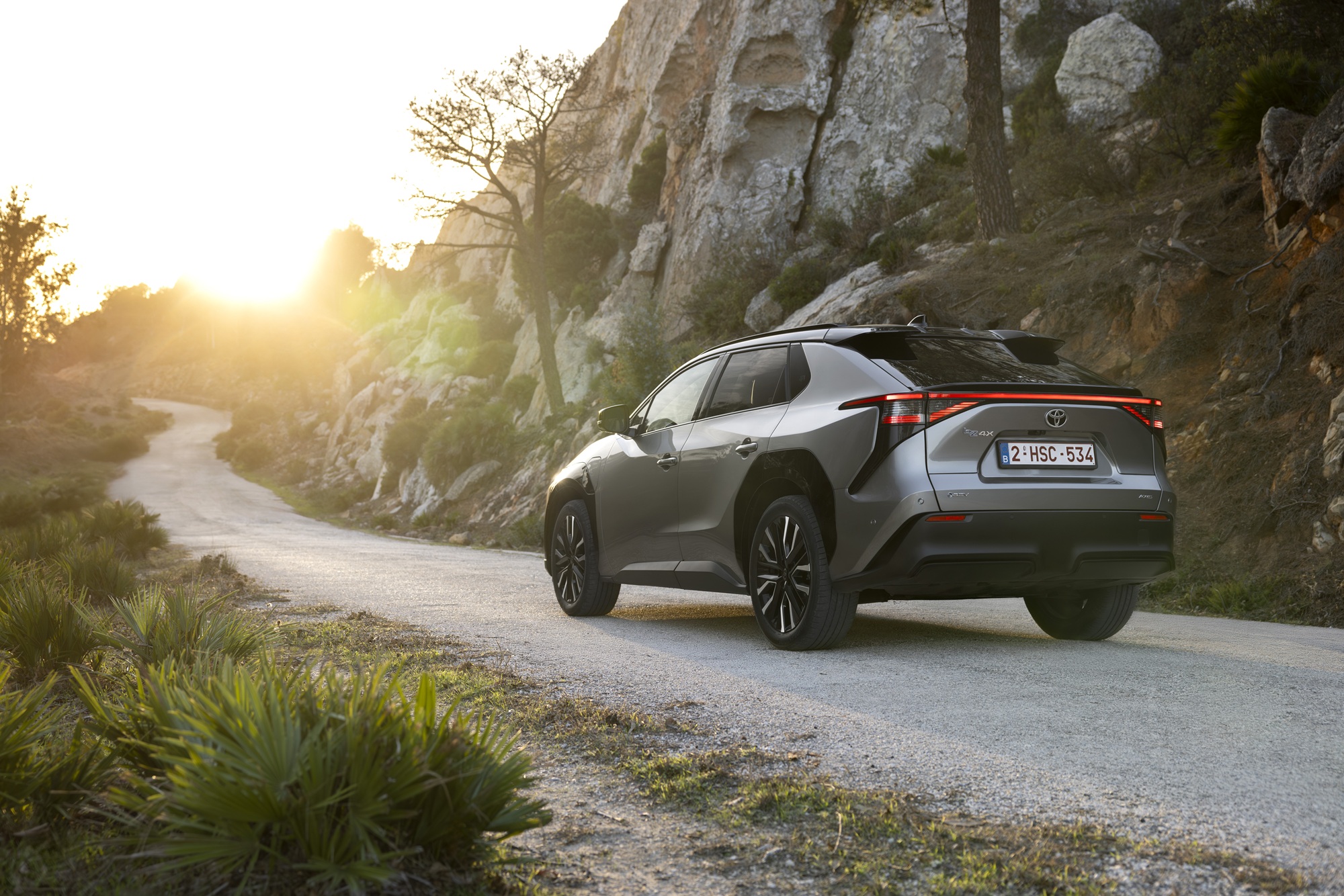 Po hybrydach Toyota postanowiła pozamiatać w kolejnym segmencie. Jednym SUV-em przejeżdża się tu po całej elektrycznej konkurencji