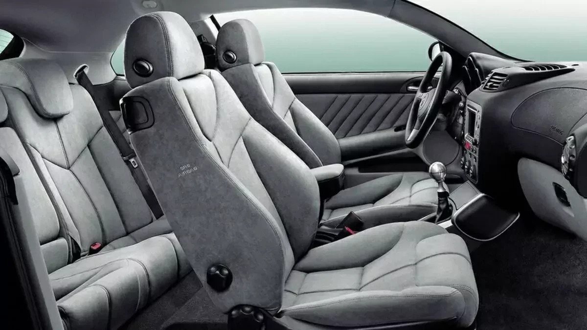 Włoska sportowa piękność za 6 tysięcy złotych. Ta Alfa Romeo przez cały czas ma szerokie grono fanów