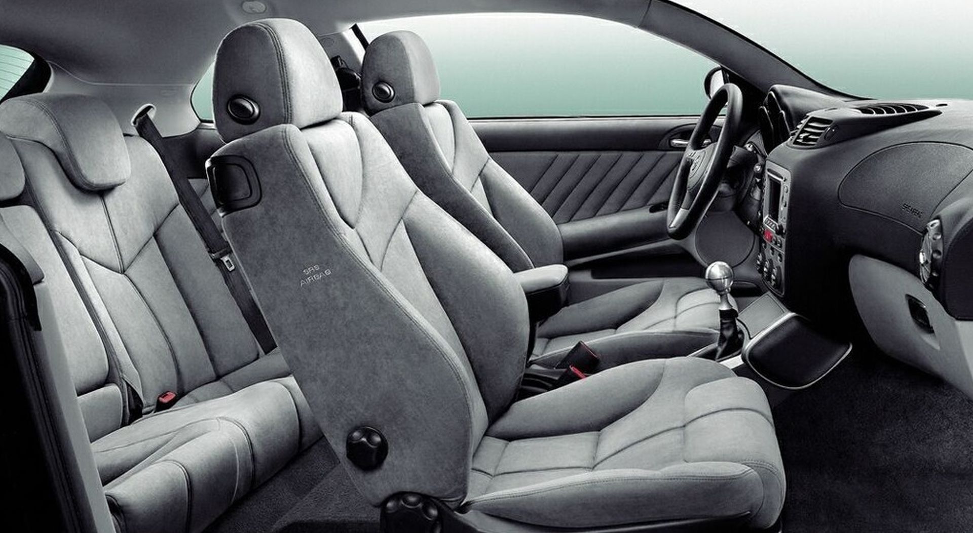 Włoska sportowa piękność za 6 tysięcy złotych. Ta Alfa Romeo przez cały czas ma szerokie grono fanów