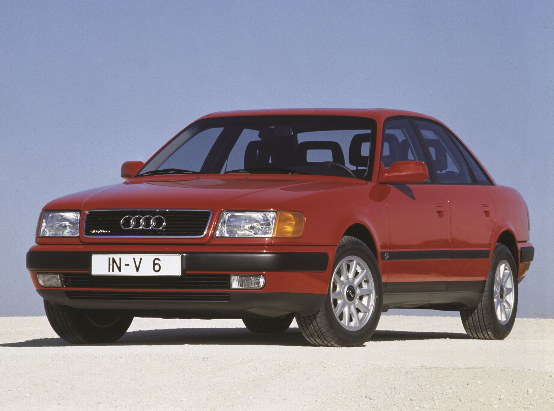 Luksusowa limuzyna od Audi to dziś prawdziwa klasyka gatunku. Cena przez cały czas wydaje się okazyjna