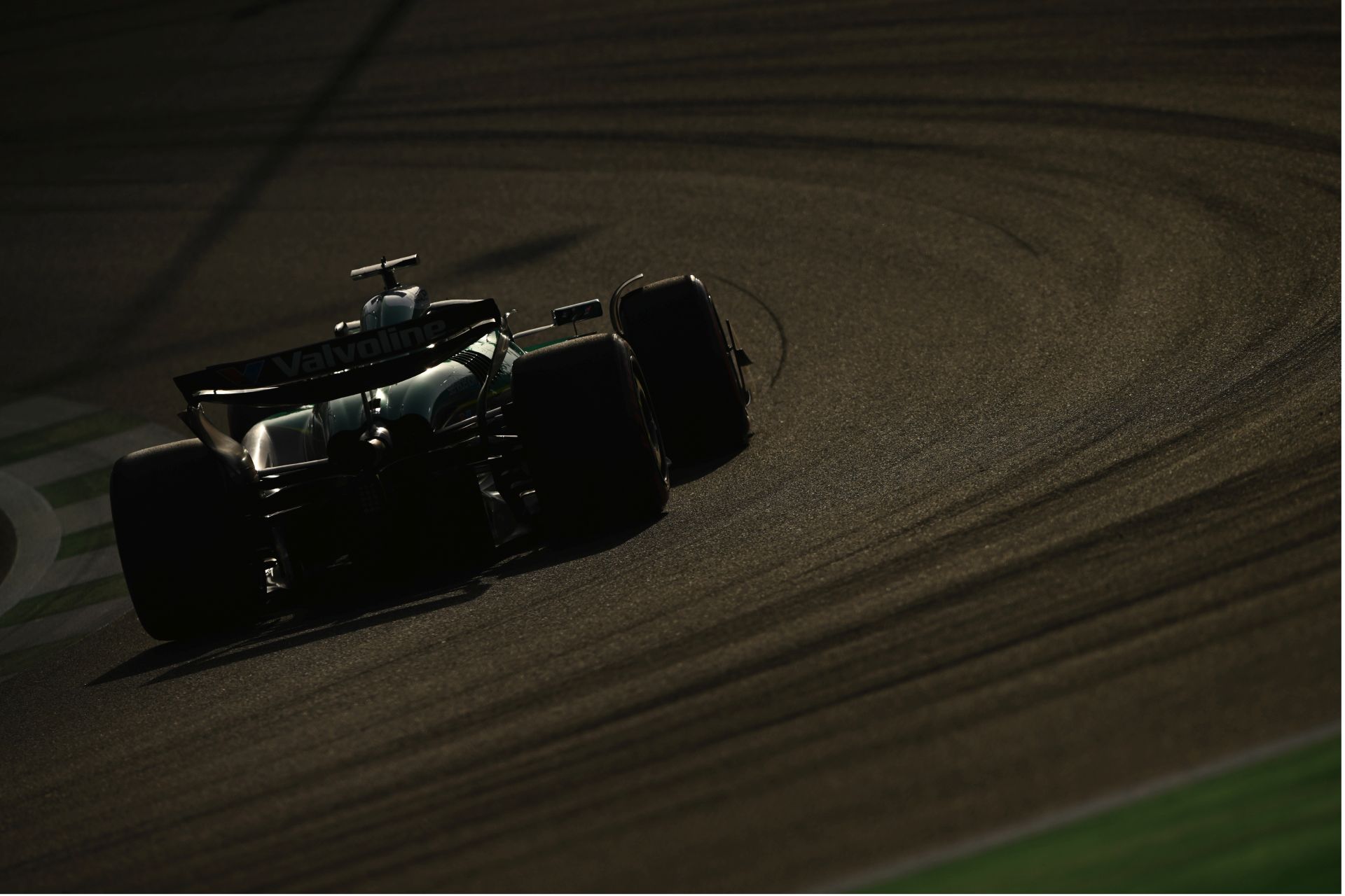 Odwołanie wyścigów w Bahrajnie i Arabii Saudyjskiej to nie jest dobra wiadomość dla F1. Zespoły już liczą straty