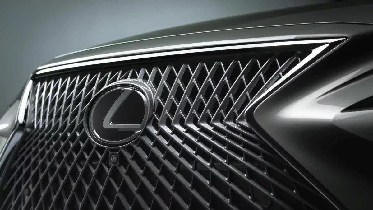 Sportowa, luksusowa limuzyna robi ogromne wrażenie. Lexus z 2017 roku wyraźnie potaniał