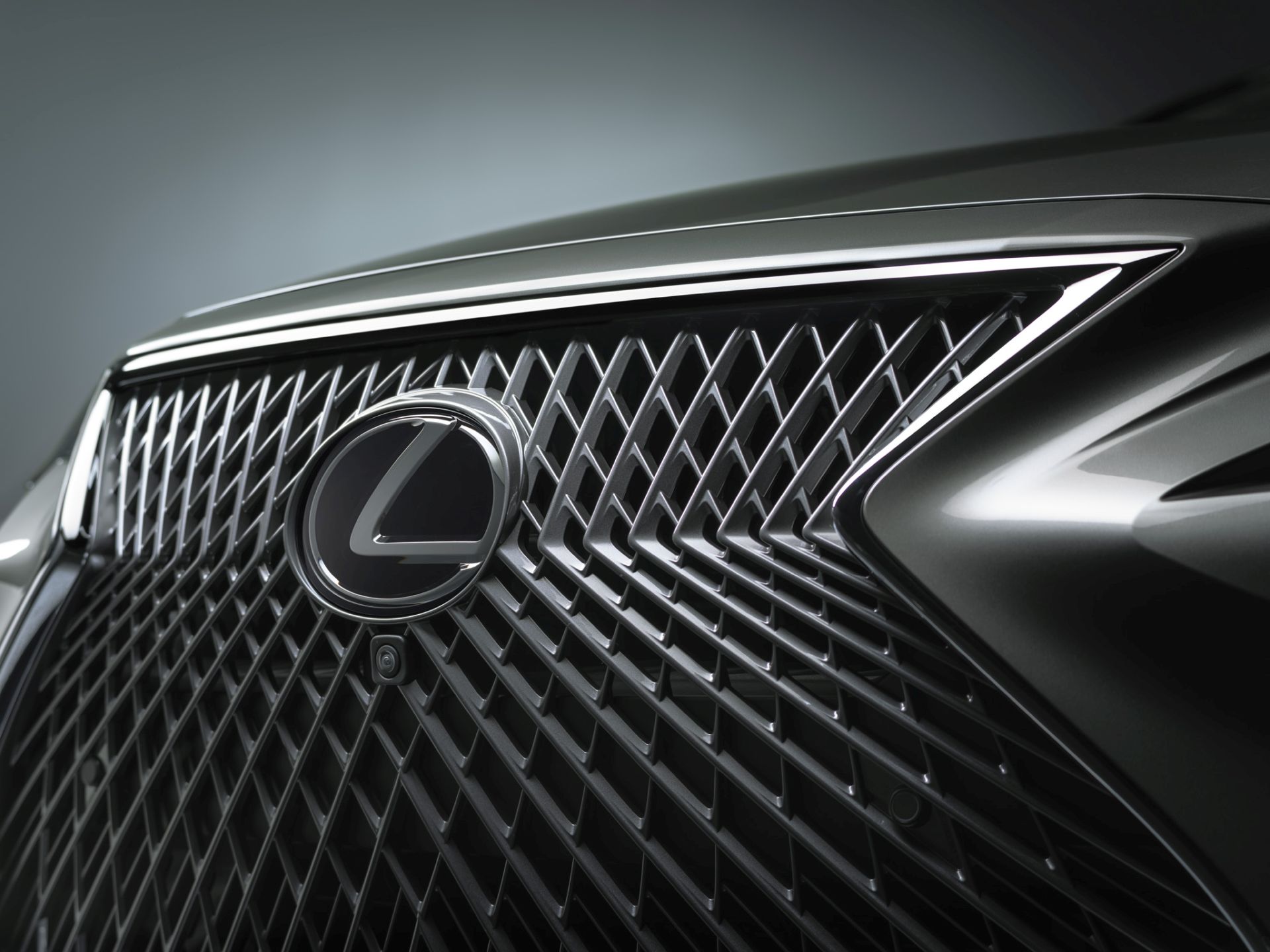 Sportowa, luksusowa limuzyna robi ogromne wrażenie. Lexus z 2017 roku wyraźnie potaniał