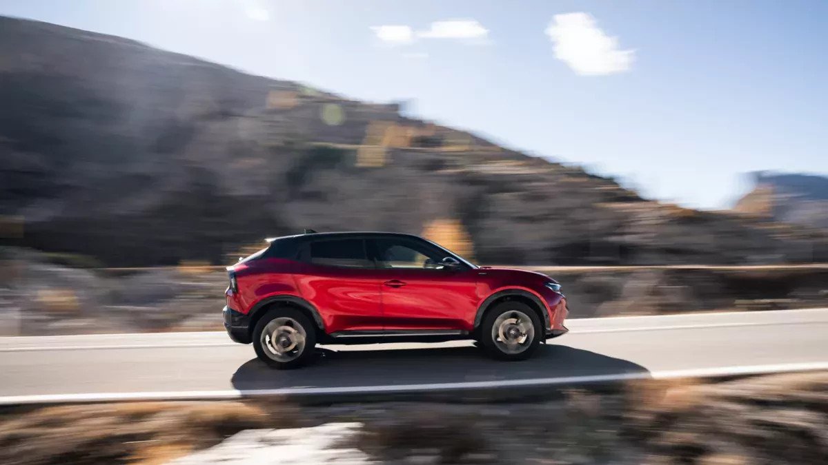 To bardziej praktyczny i piękniejszy SUV niż Lexus LBX. Polacy stoją przed dylematem- wybrać to, co ładne i mocniejsze, czy to, co wszyscy?