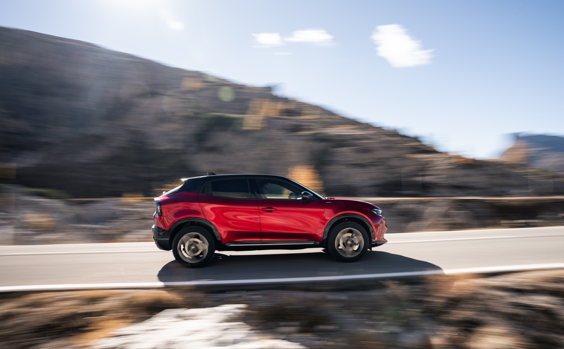 To bardziej praktyczny i piękniejszy SUV niż Lexus LBX. Polacy stoją przed dylematem- wybrać to, co ładne i mocniejsze, czy to, co wszyscy?