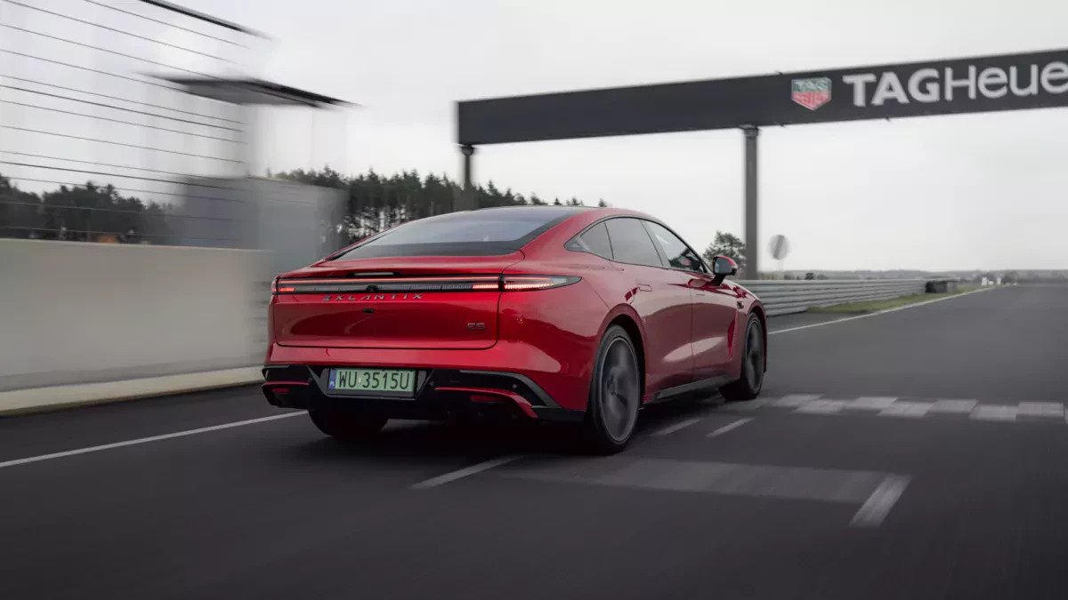 Jeździłem 480-konnym elektrykiem po torze Silesia Ring. Słoń w składzie porcelany