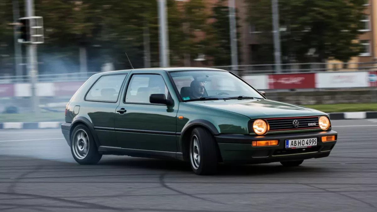 W Polsce za drift można już trafić do więzienia choćby na 5 lat. Żyłowanie Golfa na ręcznym też będzie tak kwalifikowane