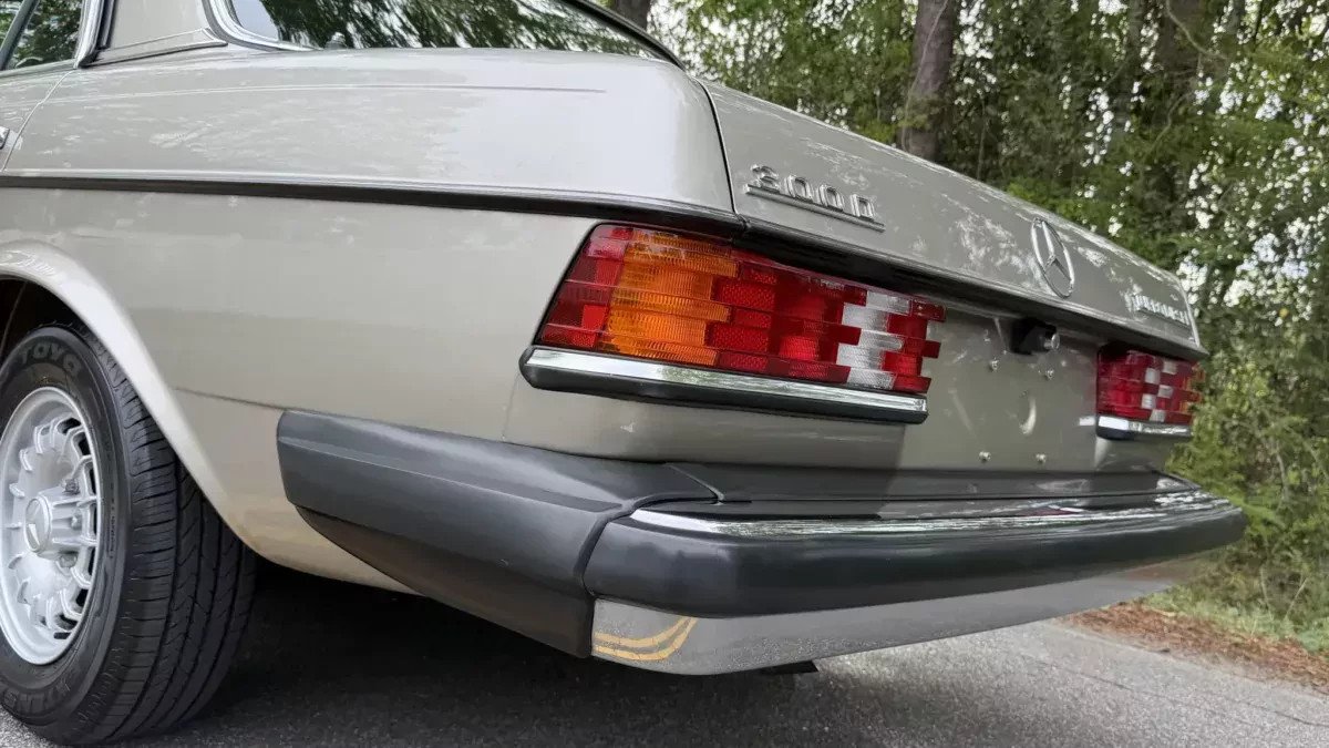 40-letni Mercedes 300D Turbo z prawie zerowym przebiegiem. Idealny egzemplarz na sprzedaż