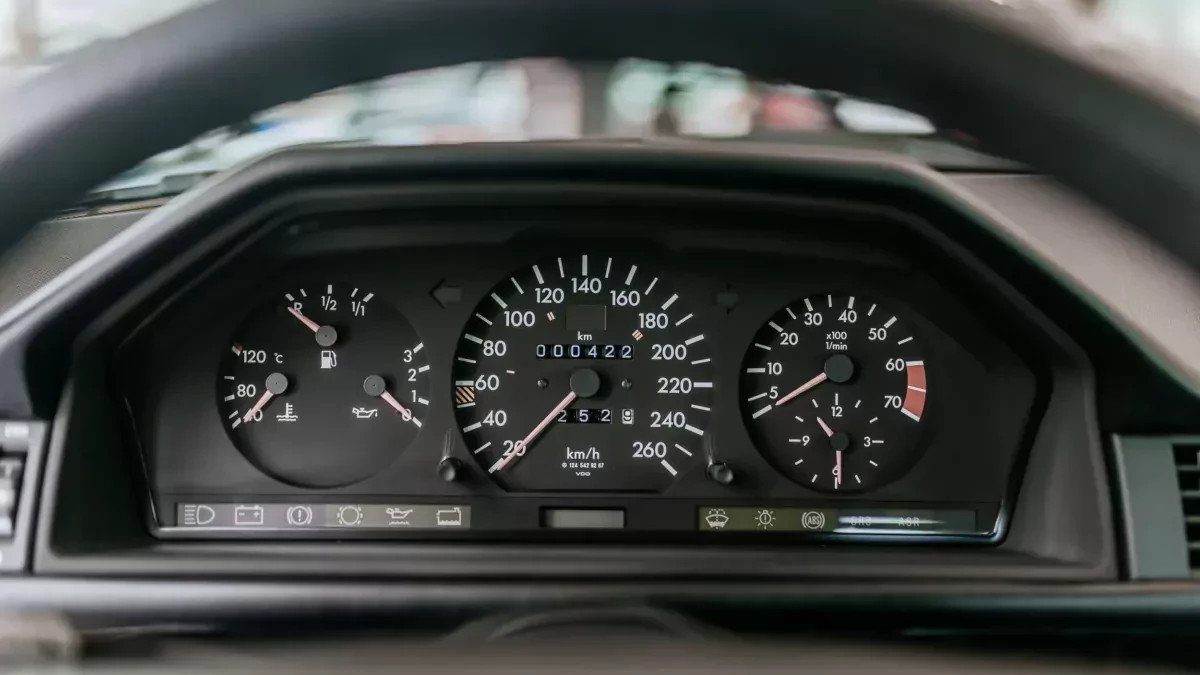 Niezwykły Mercedes W124 zbudowany przez… Porsche. Niemcy zbudowali tylko 500 egzemplarzy