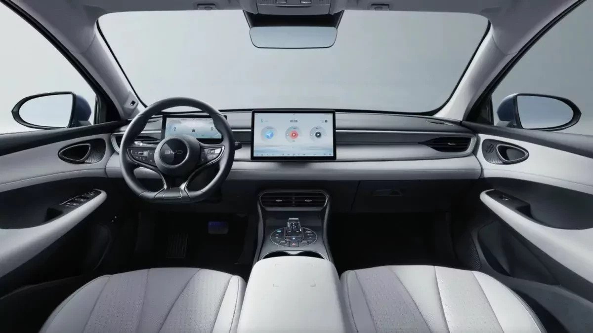 Chińskie BYD zachwyca ceną. Komfortowy, nowoczesny sedan, który możesz obsługiwać telefonem