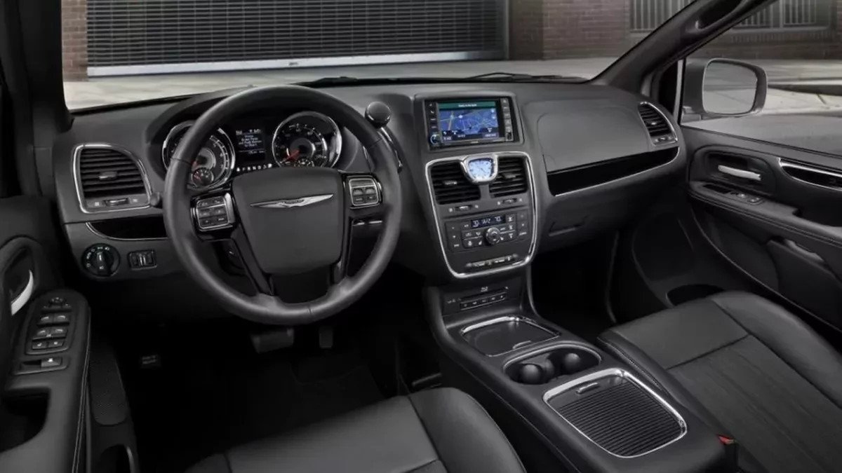 To amerykańska klasyka. Rodzinny minivan z potężnym V6 pod maską. Kosztuje niecałe 30 tysięcy złotych