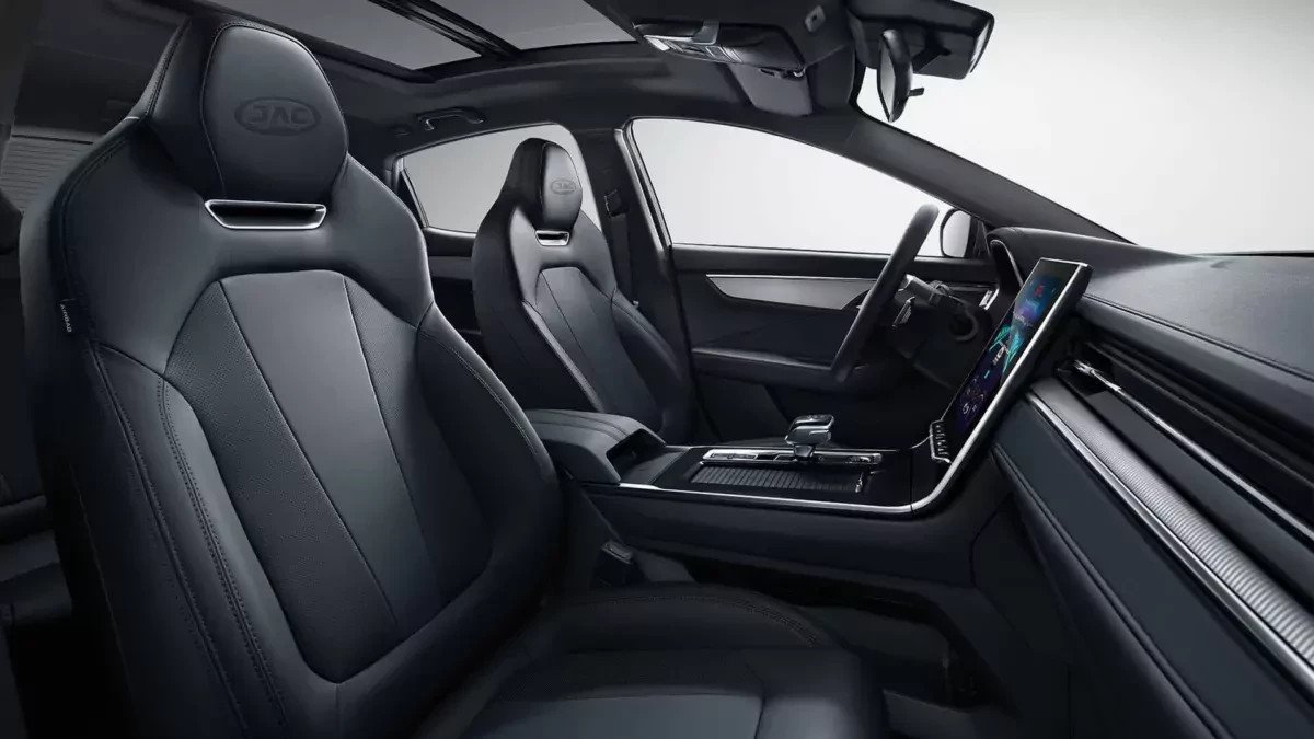 Piękny, nowoczesny sedan prosto z salonu za niecałe 90 tysięcy złotych. Ma ceniony silnik benzynowy