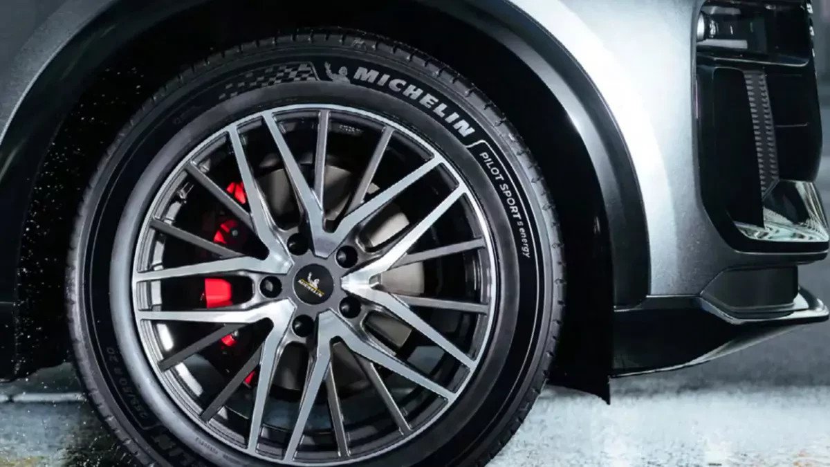 Sezon zmiany opon nabiera rozpędu. Co sprytniejsi, mogą na tym zyskać darmowe tankowanie paliwa