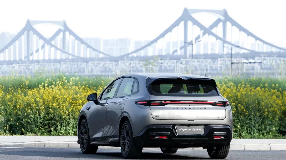 Nowy „Chińczyk” Stellantis martwi Toyotę i Cuprę. Splittery, Alcantara i ponad 200 KM