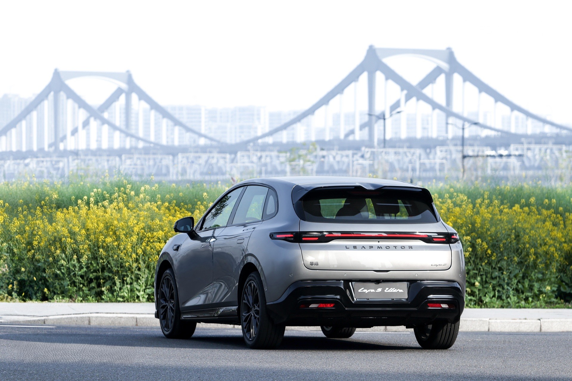 Nowy „Chińczyk” Stellantis martwi Toyotę i Cuprę. Splittery, Alcantara i ponad 200 KM