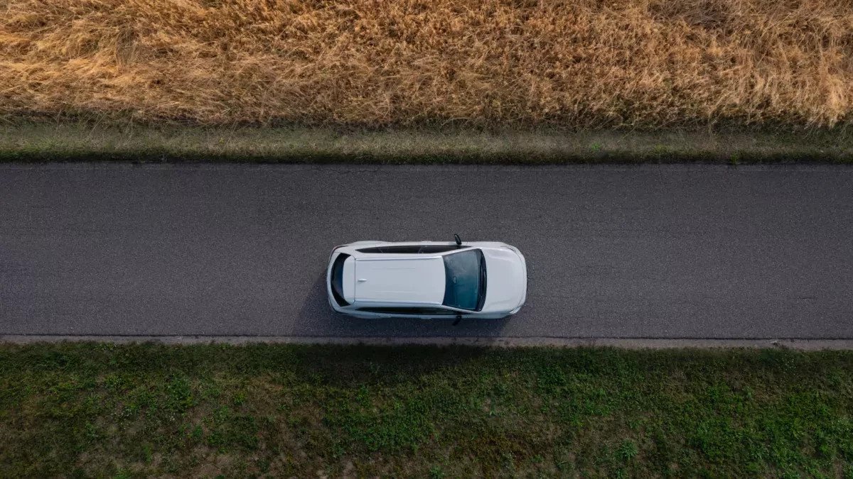 Numer 1 Polaków nie jest SUV-em, a miażdży konkurencję. Wygrał rabatem, silnikiem nie do zdarcia i śmiesznym spalaniem