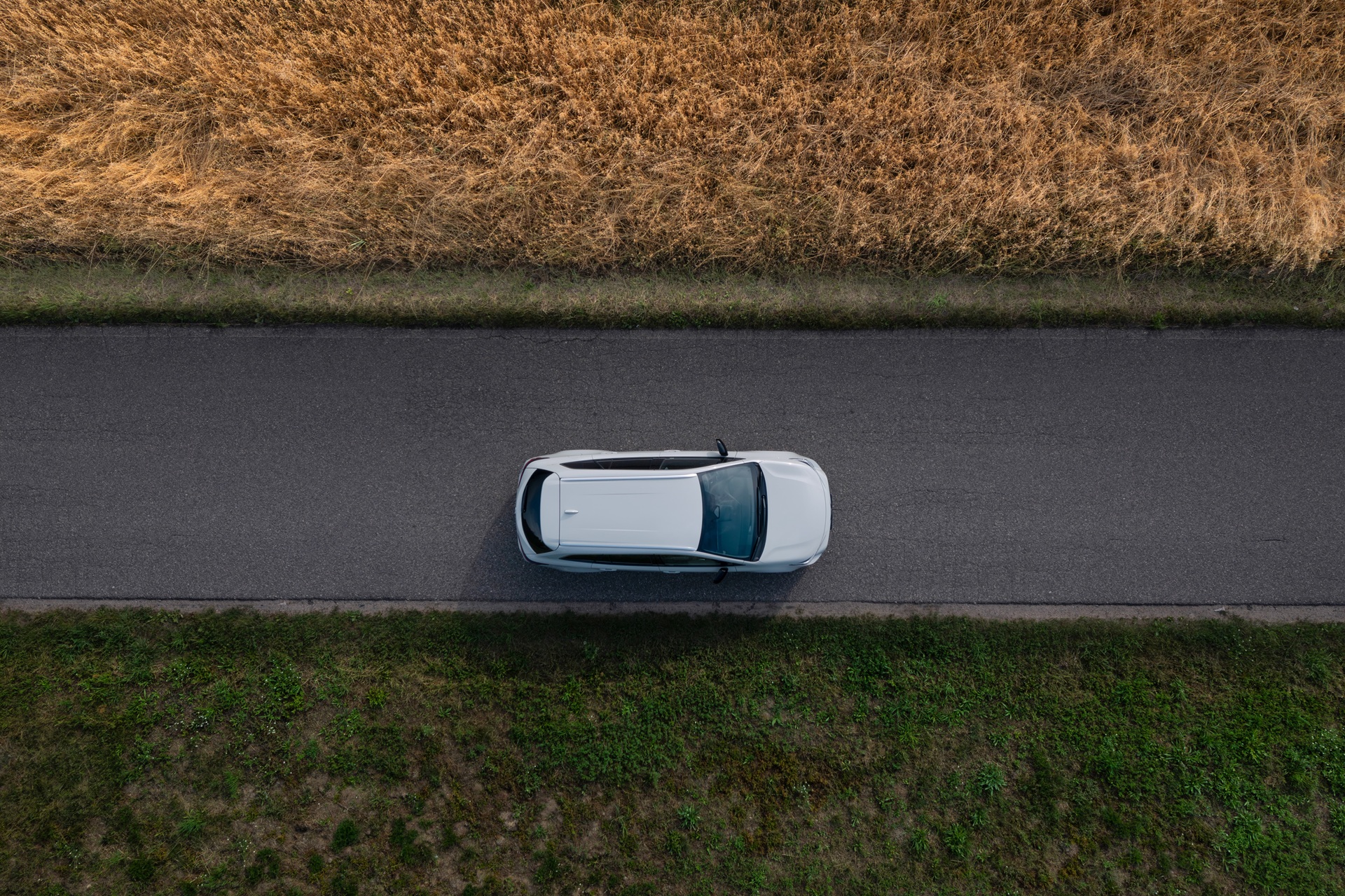 Numer 1 Polaków nie jest SUV-em, a miażdży konkurencję. Wygrał rabatem, silnikiem nie do zdarcia i śmiesznym spalaniem