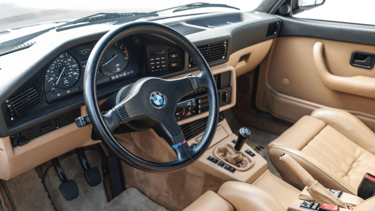 Rzadkie BMW M5 E28 sprzedane za rekordową sumę. Wygląda zjawiskowo