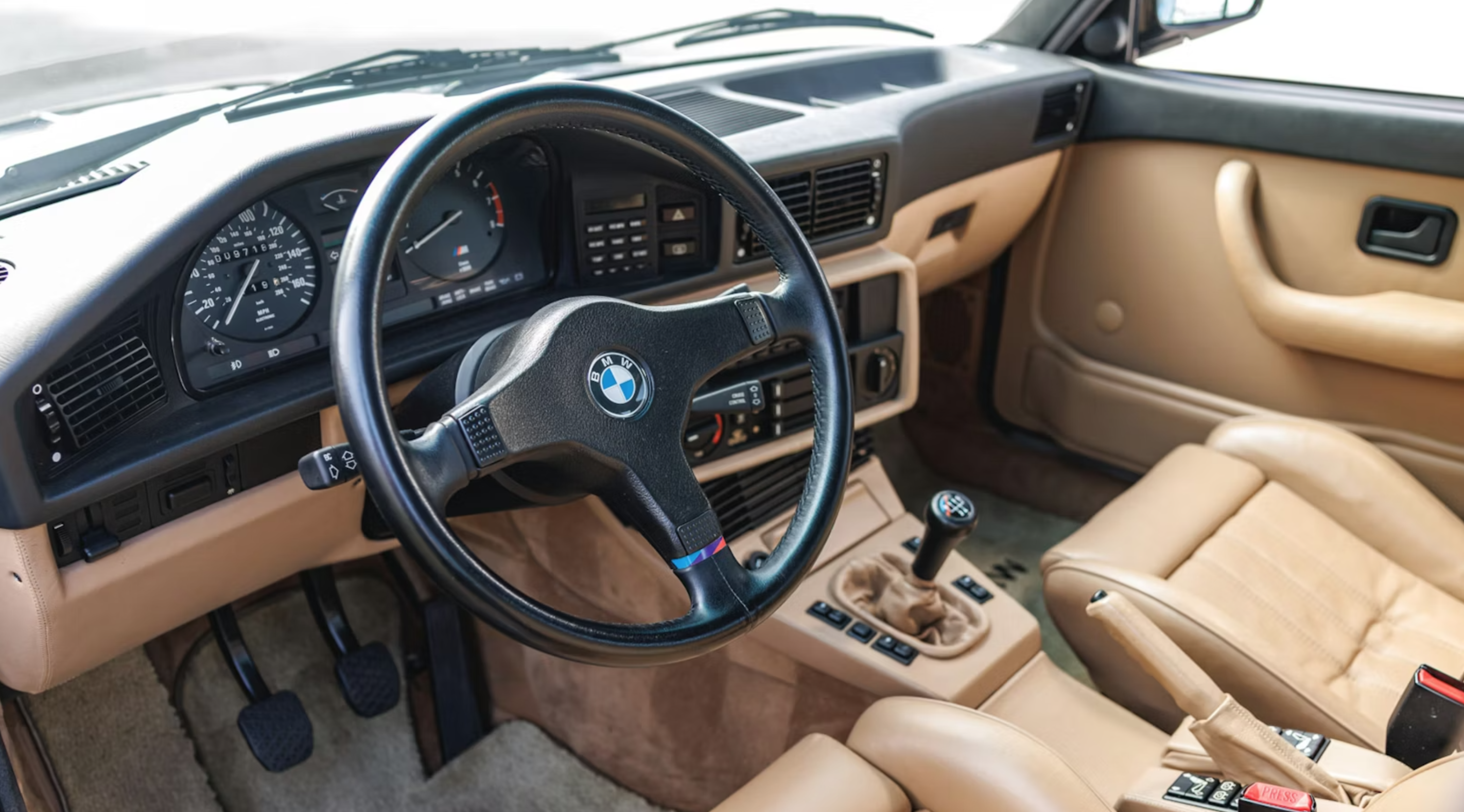 Rzadkie BMW M5 E28 sprzedane za rekordową sumę. Wygląda zjawiskowo