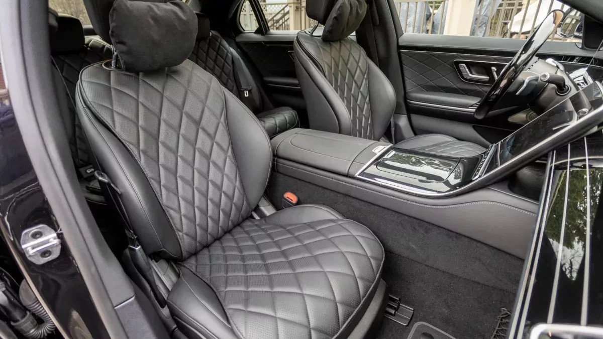 Topowy Mercedes S580 z przebiegiem 6240 km. Szczyt luksusu z 4-litrowym V8 za cenę Superba