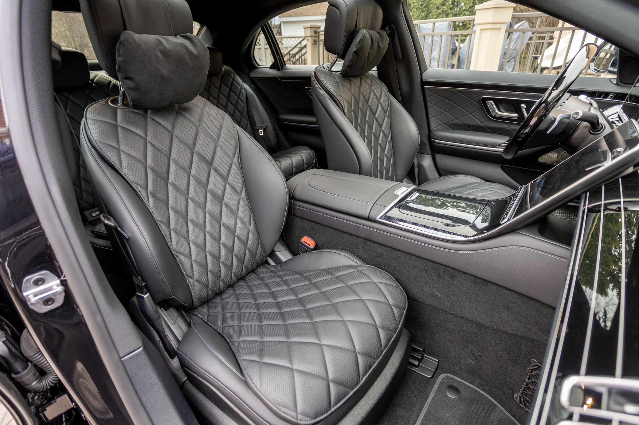 Topowy Mercedes S580 z przebiegiem 6240 km. Szczyt luksusu z 4-litrowym V8 za cenę Superba