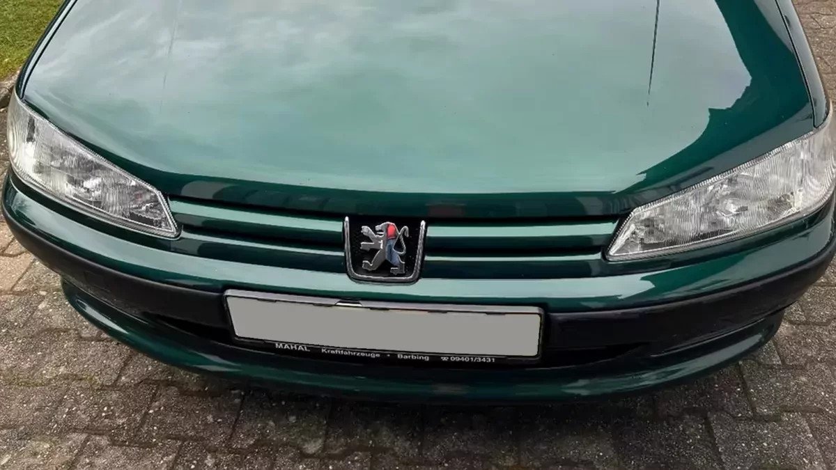 Piękny Peugeot z 1995 r. z prawie zerowym przebiegiem. Idealna kapsuła czasu dla frankofilów