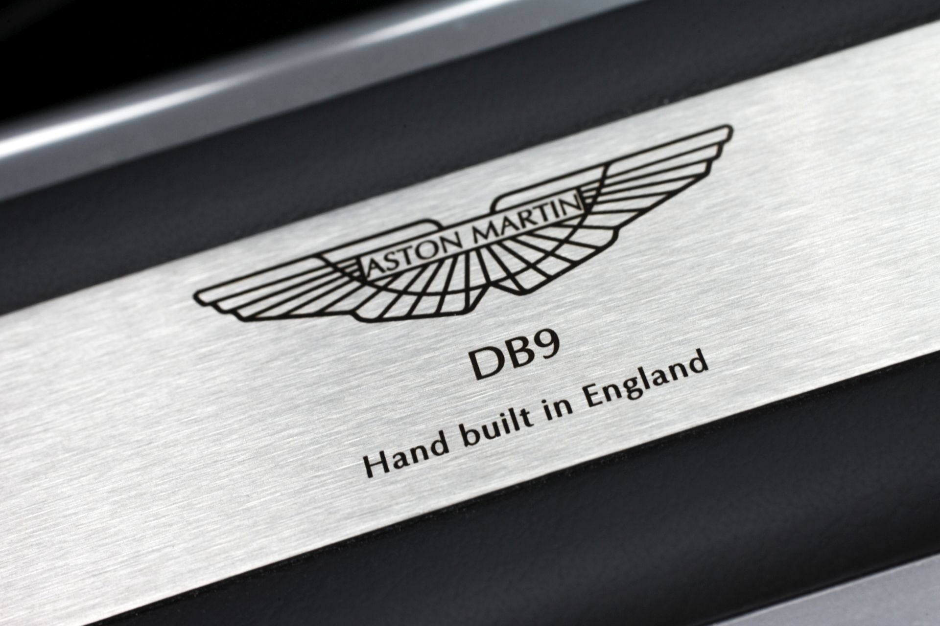 Ten Aston Martin sprawi, iż poczujesz się jak James Bond. Jego cena jest zaskakująco niewielka