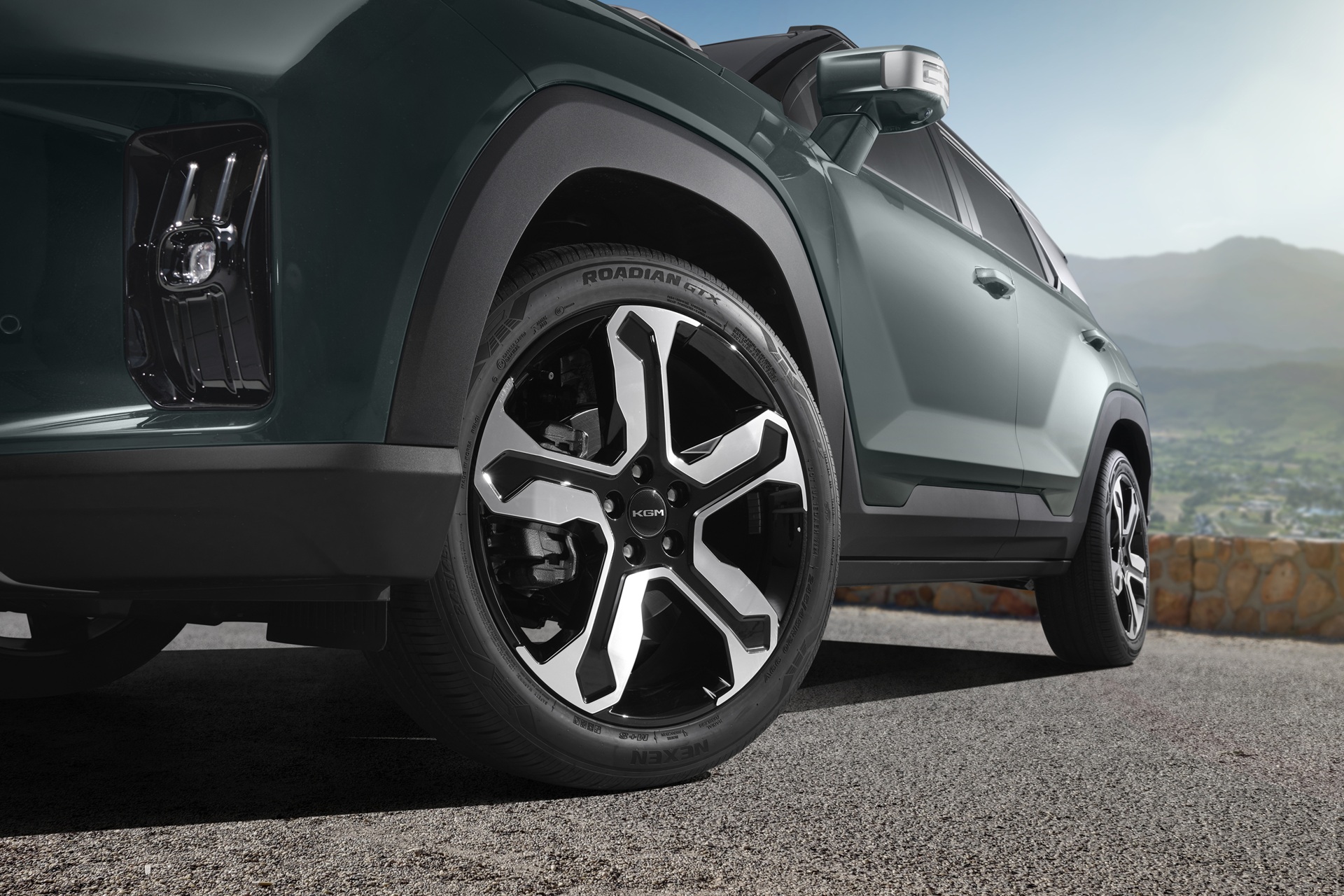 Tańszy o 49 000 zł SUV rzuca wyzwanie legendzie. Koreański plan B dla RAV4 jedzie bez paliwa do 100 km/h