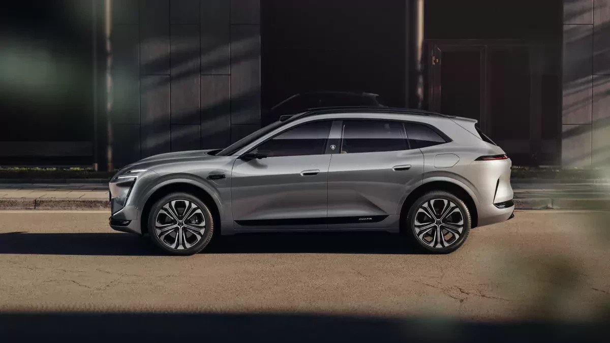 Rywal nowej Tesli Model Y już jest. SUV Avatr 07 L z laserowym wzrokiem od Huawei to luksus przez duże L