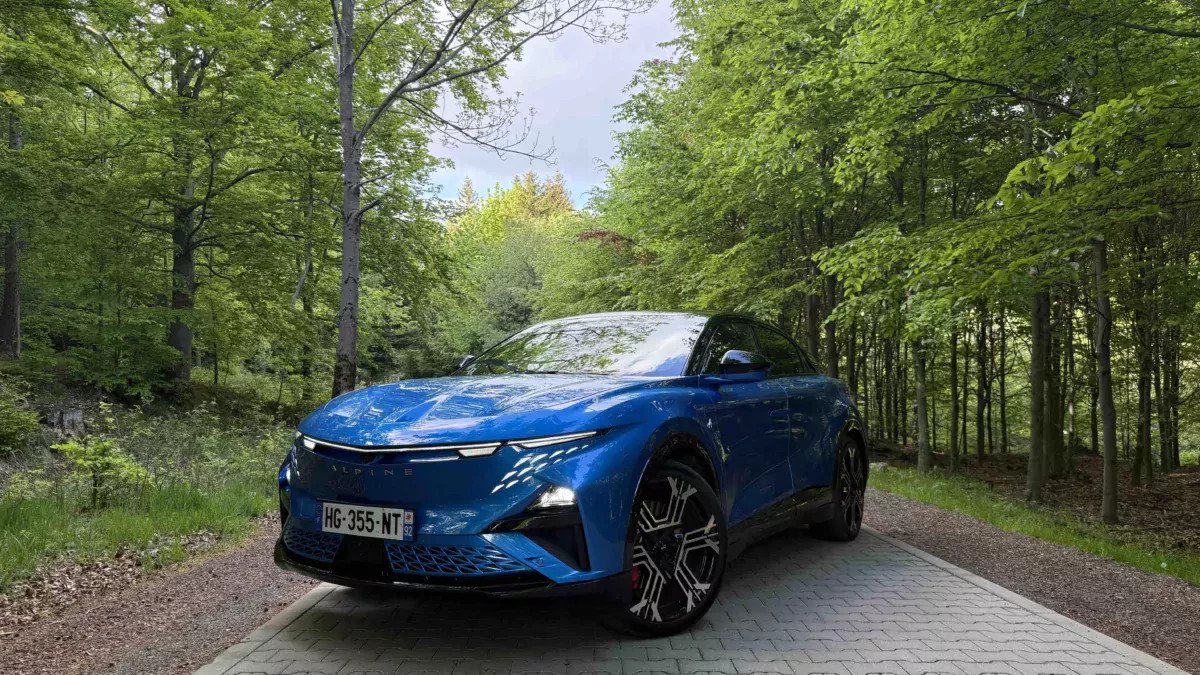 Jeździmy najnowszym Alpine A390. Ma pełno zabawek z Formuły 1 i czuć w nim rajdowego ducha A110