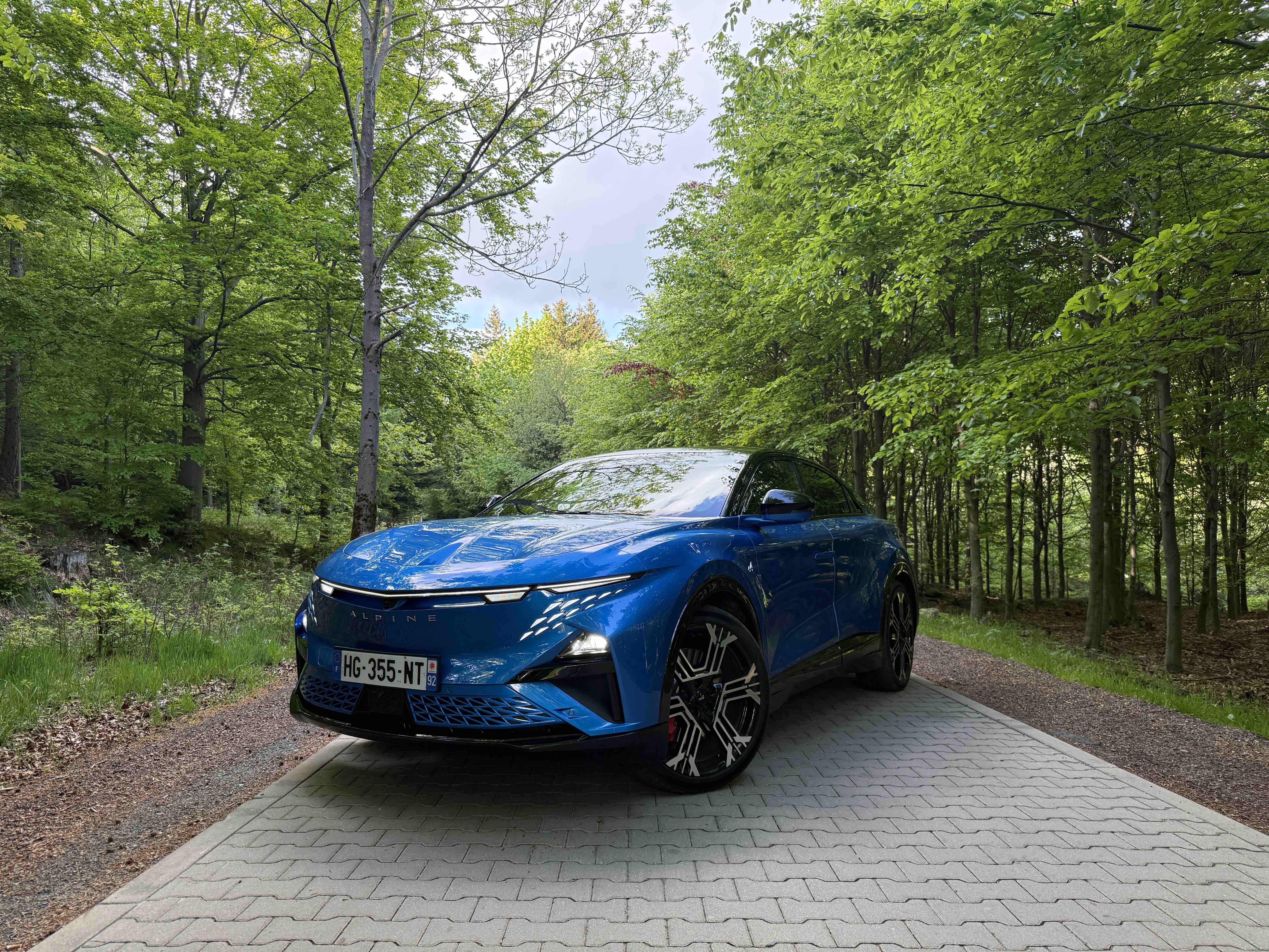 Jeździmy najnowszym Alpine A390. Ma pełno zabawek z Formuły 1 i czuć w nim rajdowego ducha A110