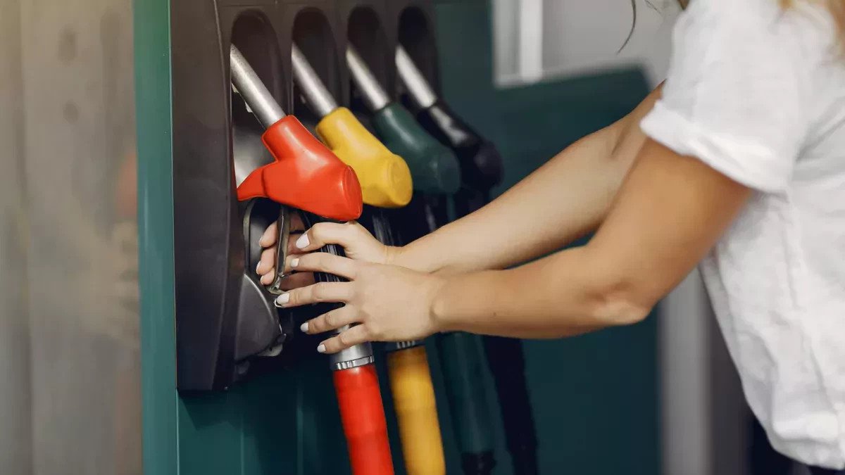 Na stacjach pojawiło się nowe paliwo. Większość kierowców nie ma pojęcia o tej istotnej zmianie
