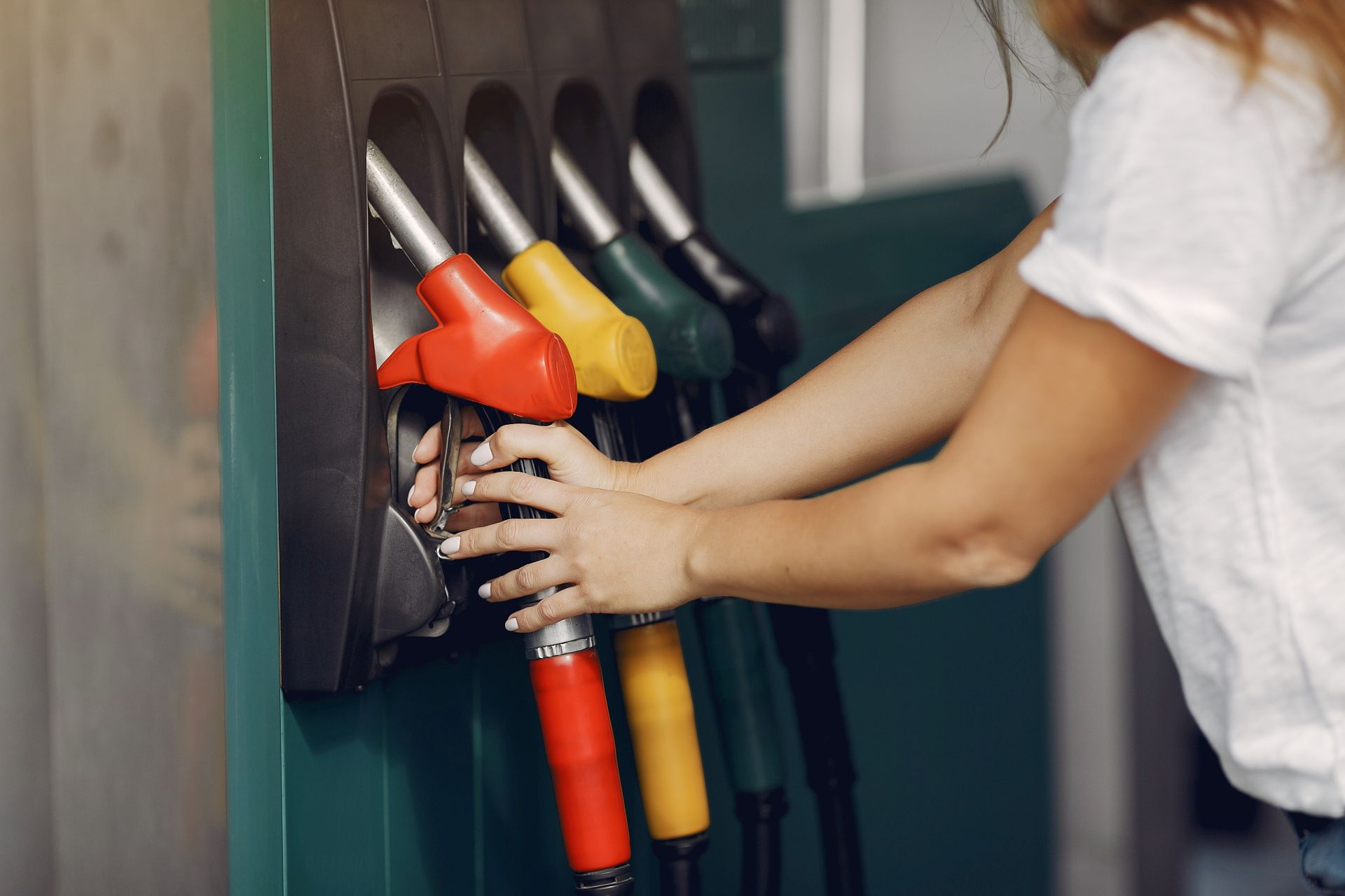 Na stacjach pojawiło się nowe paliwo. Większość kierowców nie ma pojęcia o tej istotnej zmianie