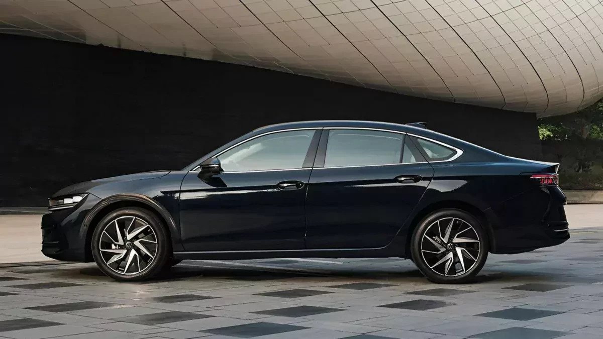 Nowy Volkswagen Passat w sedanie. Jego ceny zaczynają się od 93,5 tysiąca złotych