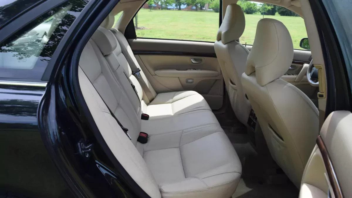 Volvo S80 T6 w bogatej wersji z przebiegiem 112 000 km. Można je kupić za jedyne 15 tysięcy złotych