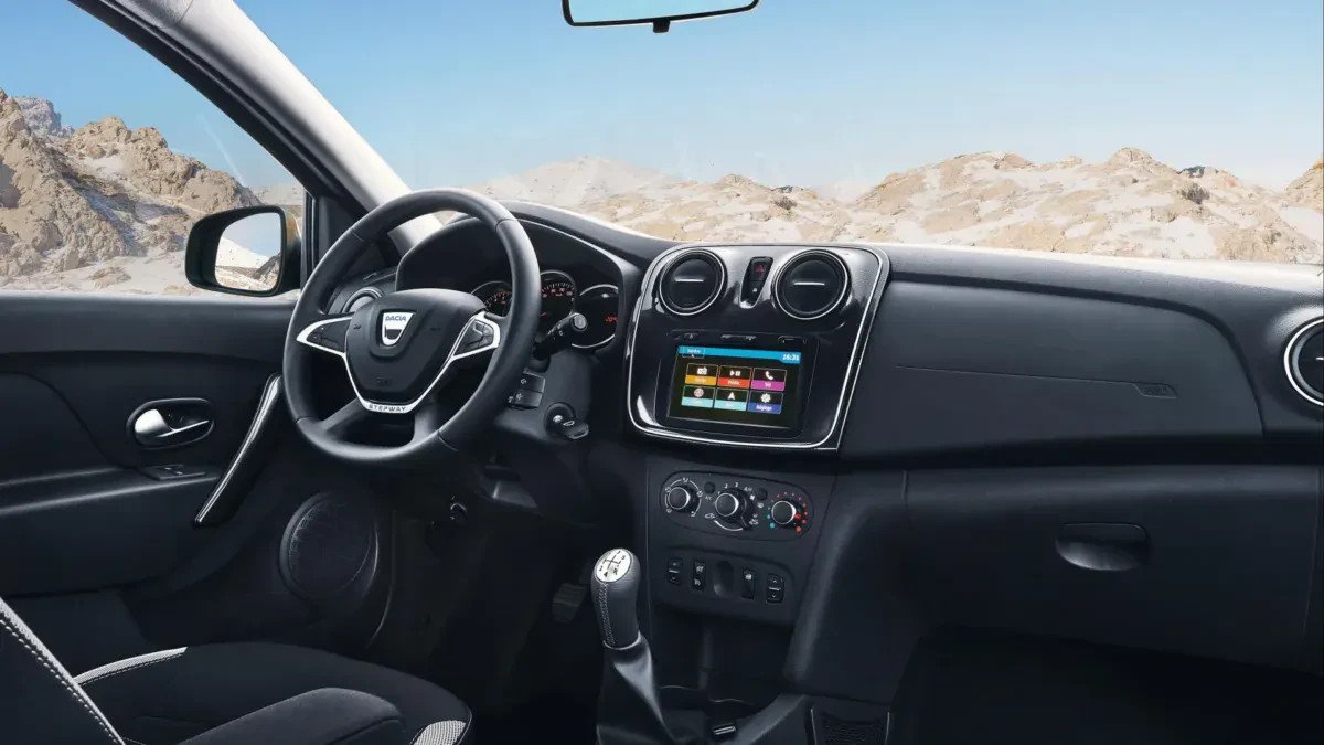 Rodzinny sedan z 2021 roku za 30 tysięcy złotych. Brzmi jak żart, ale właśnie takie są dziś jego ceny