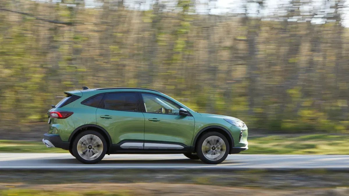 Gabarytowo jak Toyota RAV4 to dla wielu najlepszy SUV. Ma etykietą eko, napęd 4×4 i zniżkę ponad 40 000 zł