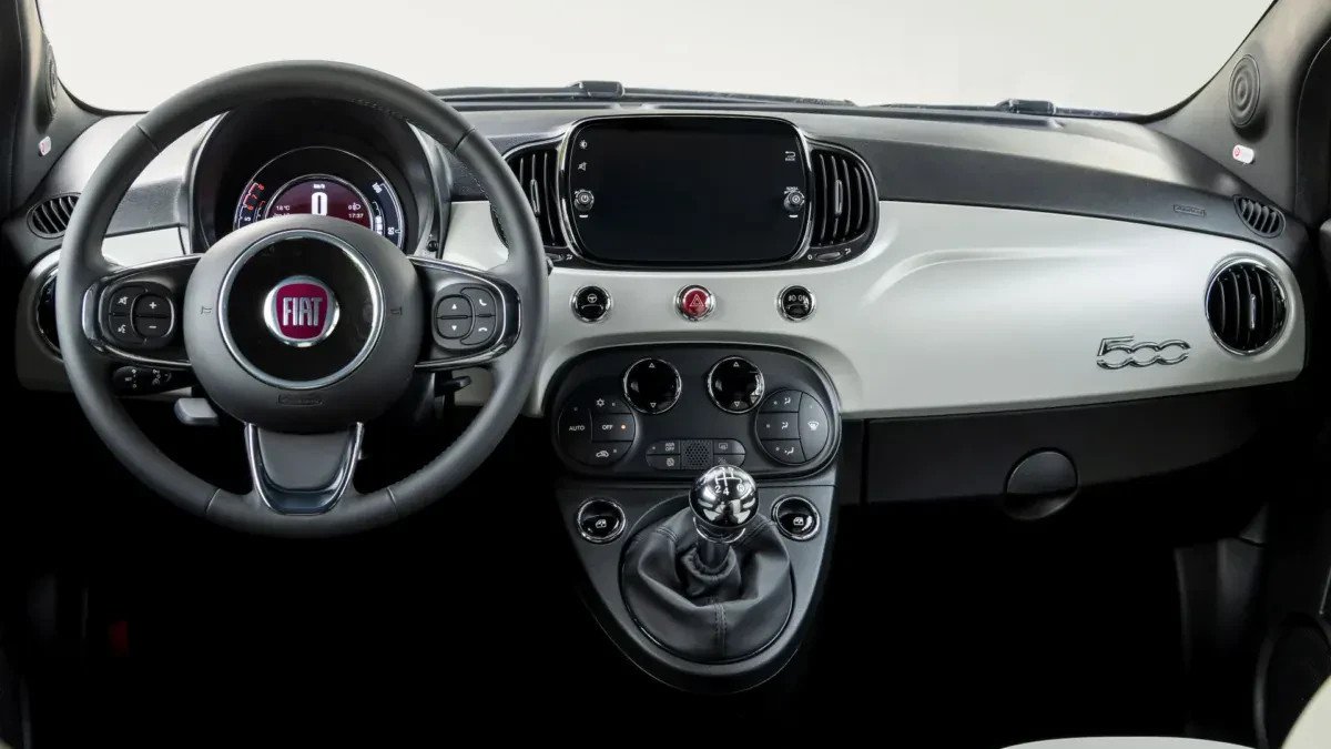 Modny miejski Fiat to dobry wybór nie tylko dla kobiet. Polacy wysoko go oceniają – m.in. za cenę