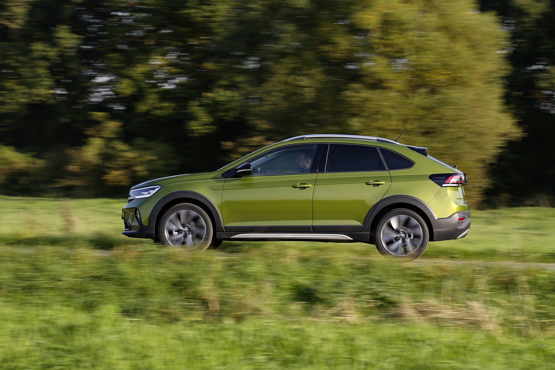 Miał być dla młodzieży, a podoba się wszystkim. SUV za mniej niż 83 000 zł podbiera klientów VW T-Roca i T-Crossa
