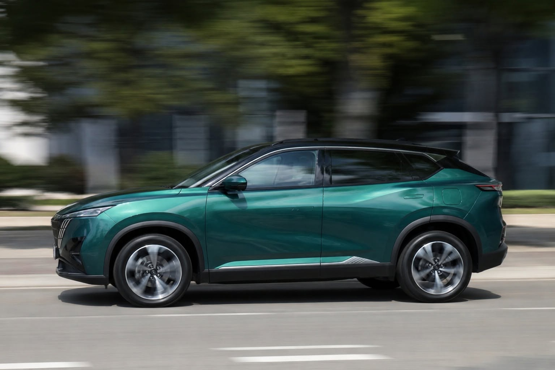 Chińska odpowiedź na Kia Sportage robi wow wnętrzem i bagażnikiem na wyprawy. Maksiumum wypasu w SUV-ie za uczciwe 110 000 zł