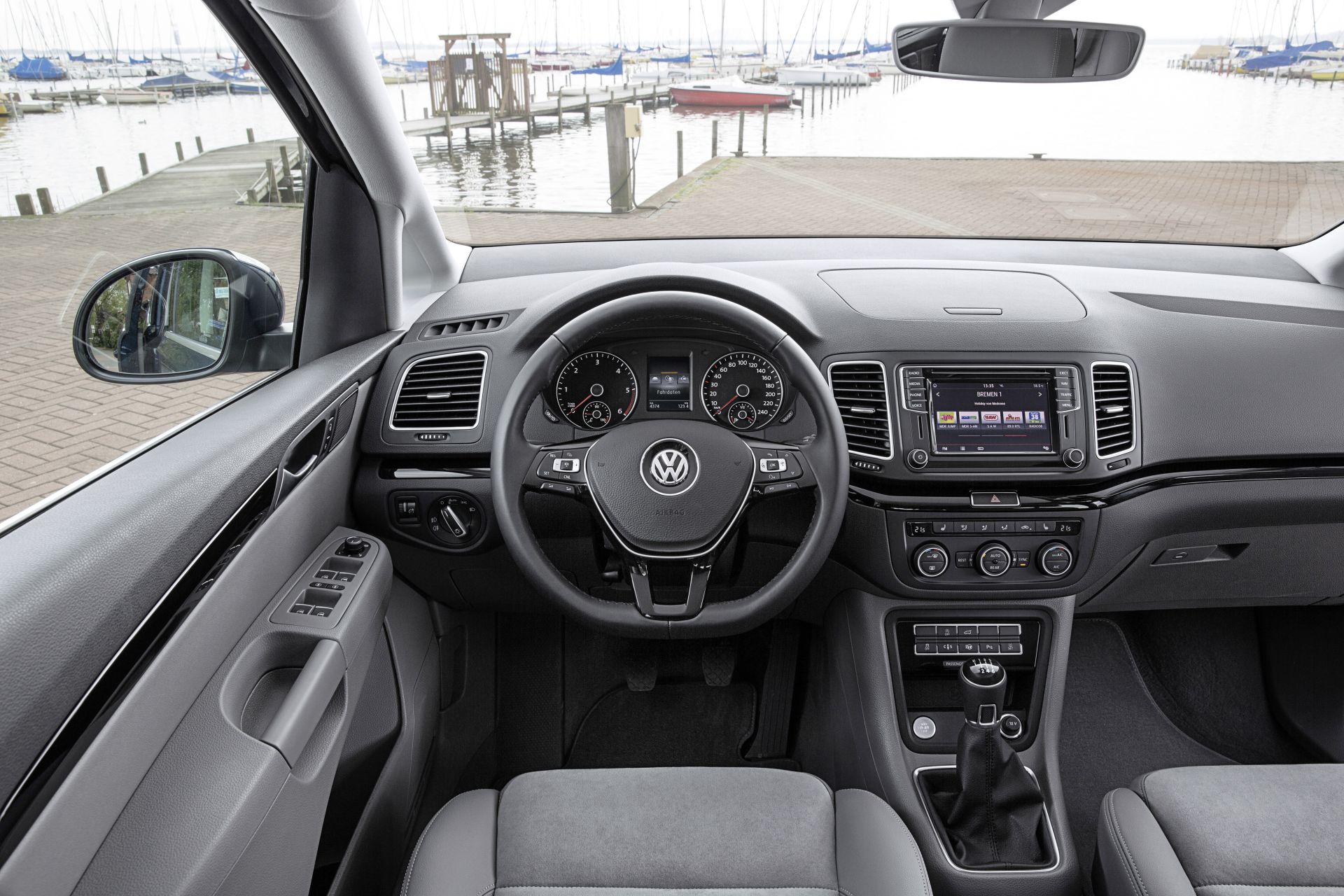 Rodzinny Volkswagen stworzony pod dzisiejsze czasy. Niska cena wyjątkowo kusi wielu Polaków