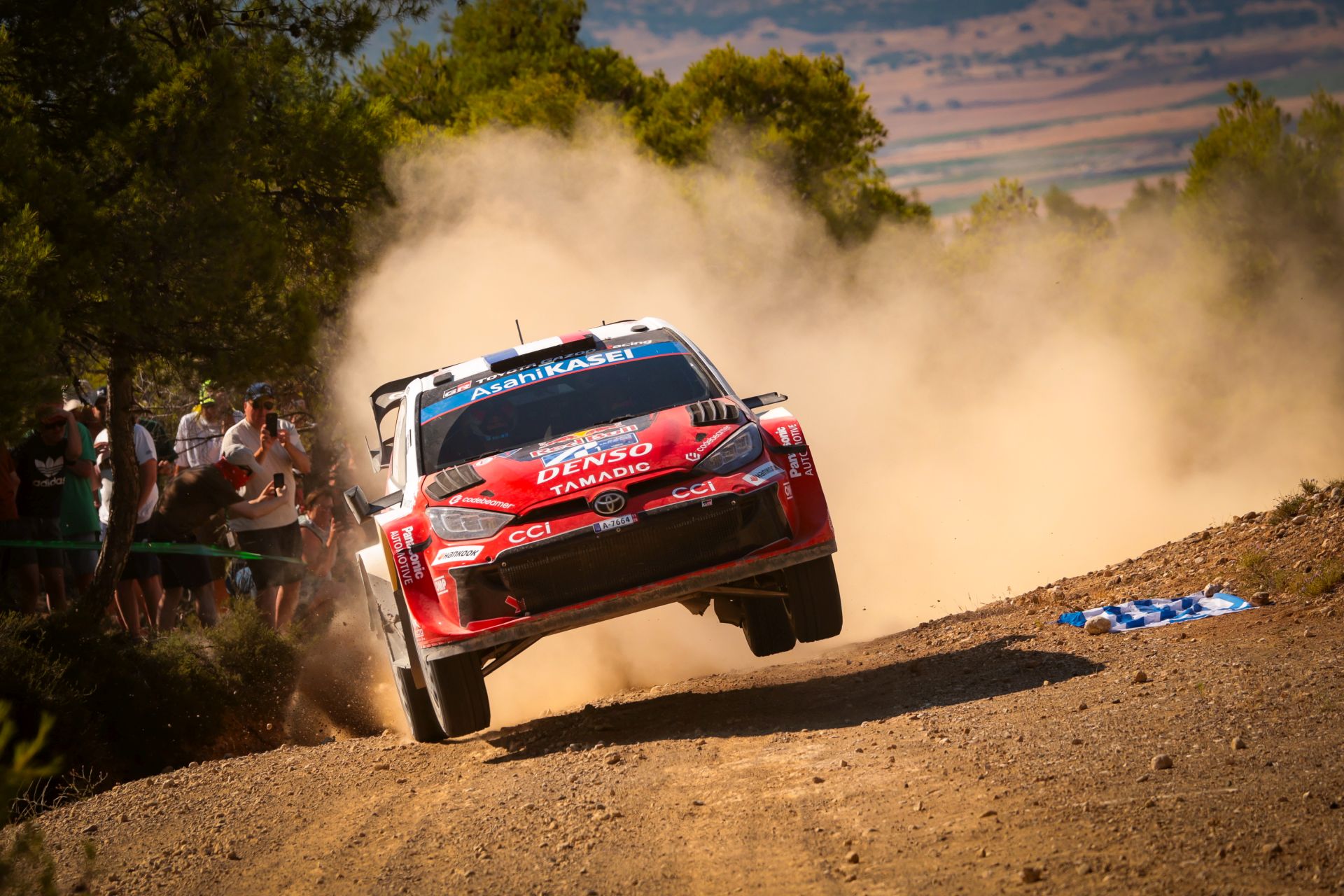 Neuville powstrzymuje Ogiera. Mistrzowie WRC toczą piękną walkę o zwycięstwo w Rajdzie Akropolu