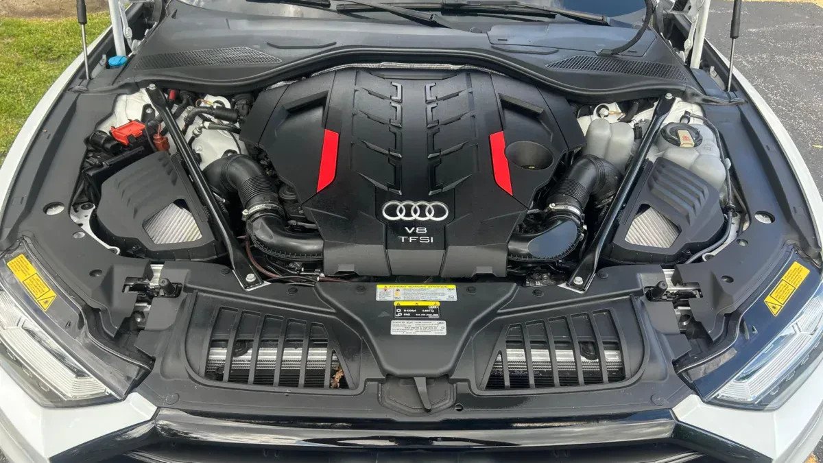 Luksusowe Audi S8 z przebiegiem 42 tys. km. Kosztuje tyle co nowy Superb