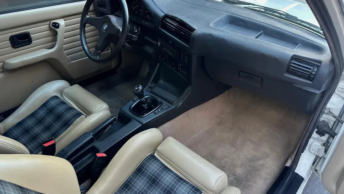 To wzór klasycznej „trójki”. BMW E30 z końca produkcji w stanie idealnym za jedyne 6 przeciętnych wypłat