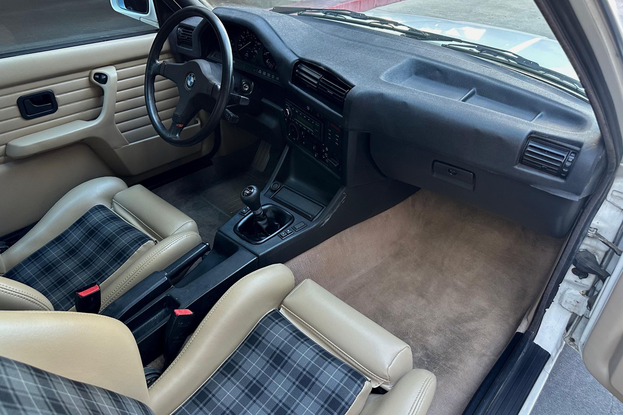 To wzór klasycznej „trójki”. BMW E30 z końca produkcji w stanie idealnym za jedyne 6 przeciętnych wypłat