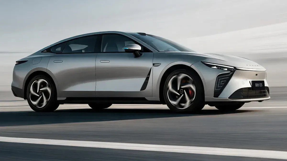 Mózg z Robotaxi, geny z toru i powrót fizycznych przycisków. Taki jest nowy Exlantix ES (2026) od Chery
