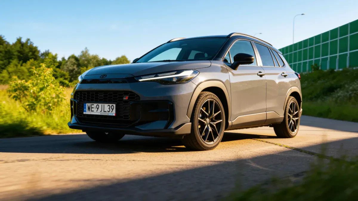 Odświeżona Toyota Corolla Cross już w Polsce. SUV w wariancie „GR Sport” nabiera pazura
