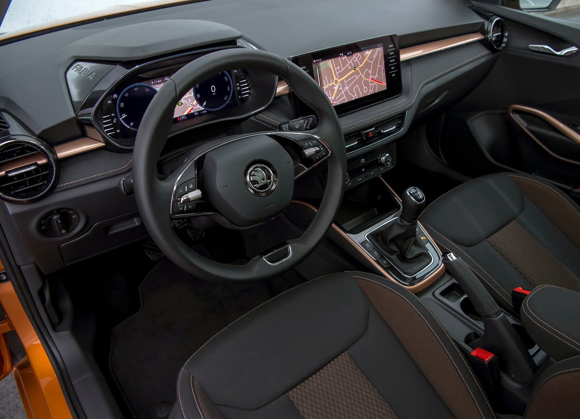 Skoda upada na głowę, obniżając w Polsce cennik do 66 700 zł. Osoby, dla których telefon jest częścią ciała, będą zachwycone z wyposażenia